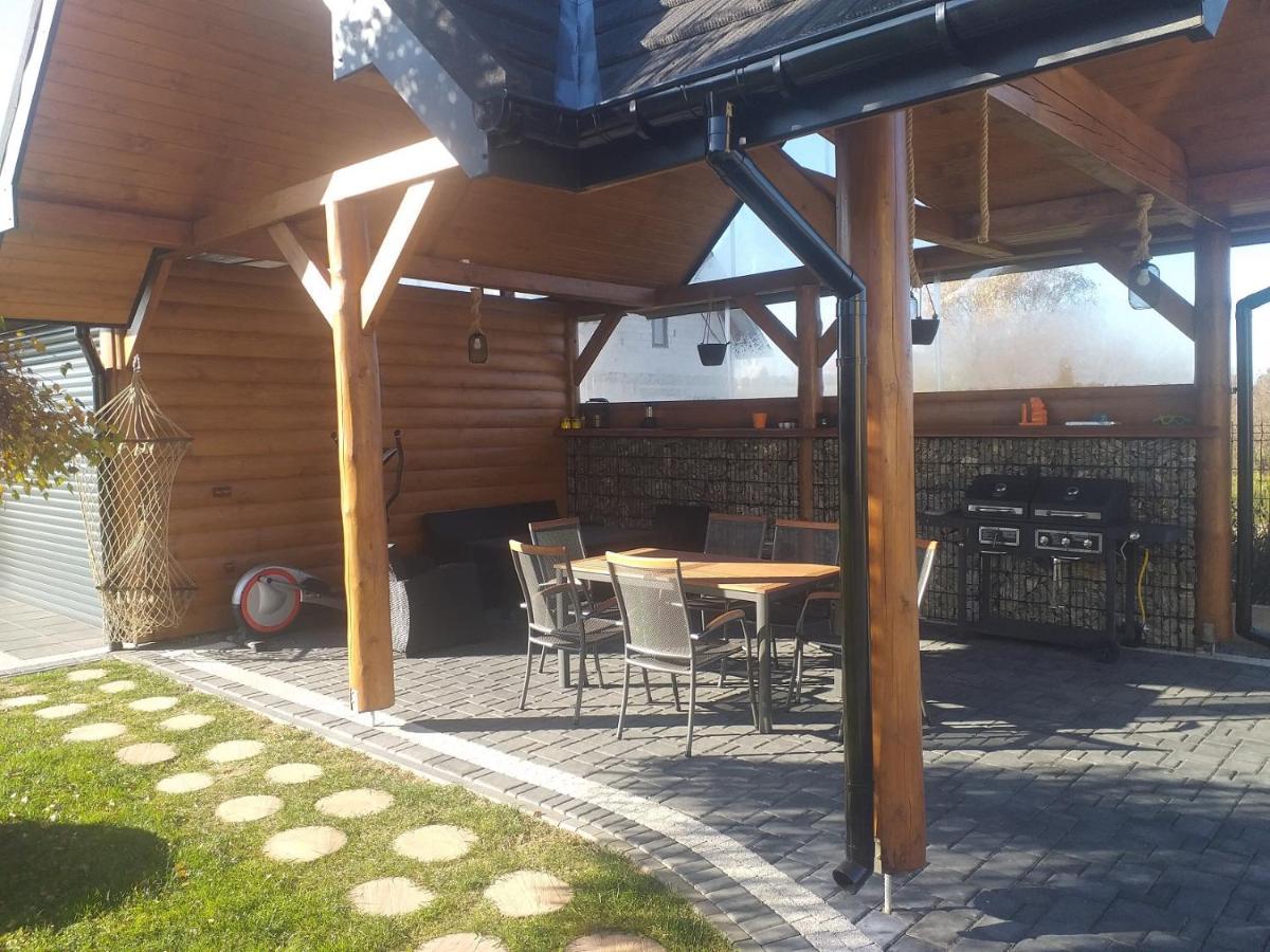 Bialy Jelen Z Basenem I Jacuzzi Panzió Ostrowsko Kültér fotó