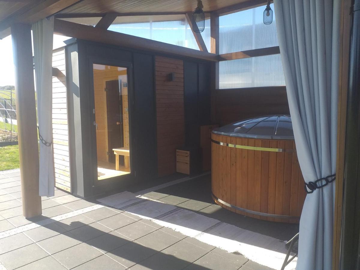 Bialy Jelen Z Basenem I Jacuzzi Panzió Ostrowsko Kültér fotó