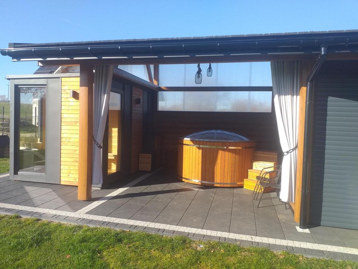 Bialy Jelen Z Basenem I Jacuzzi Panzió Ostrowsko Kültér fotó