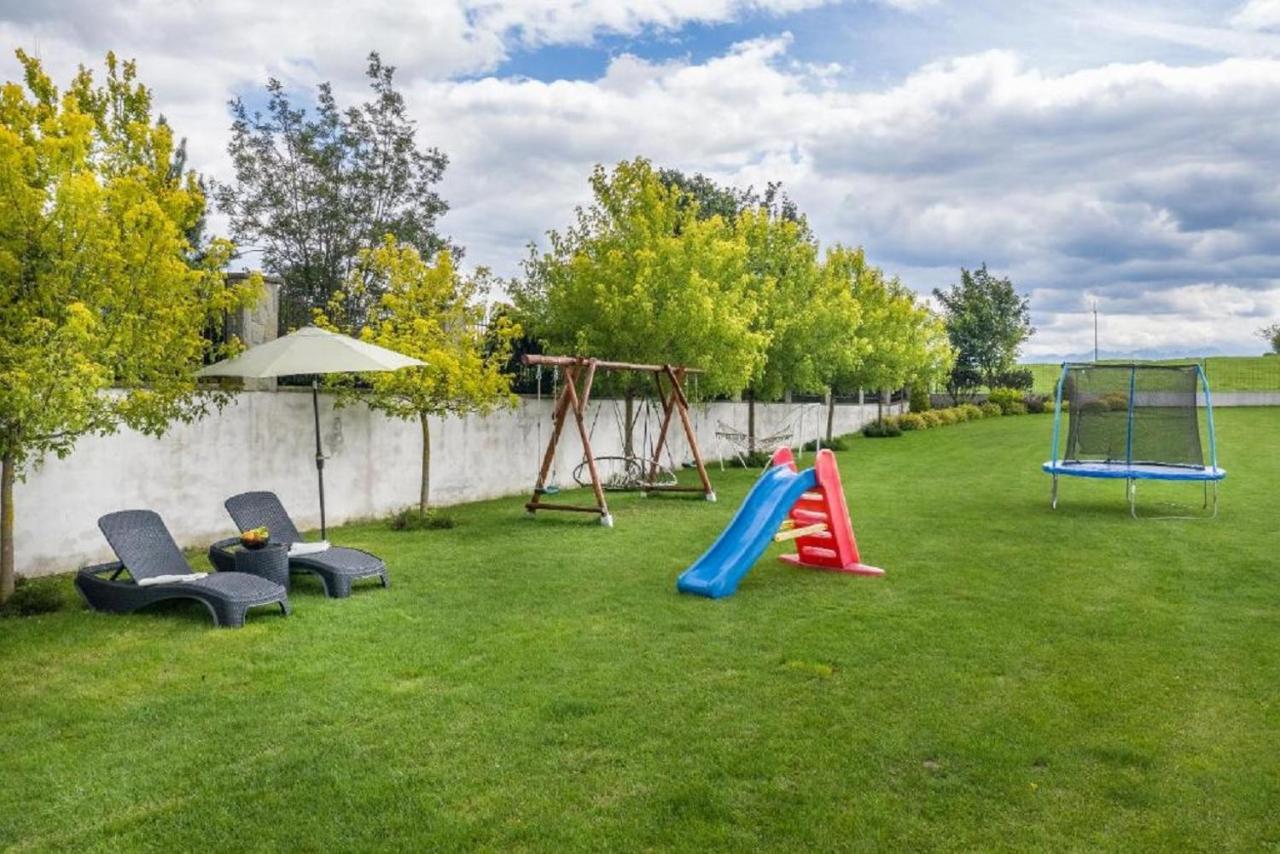 Bialy Jelen Z Basenem I Jacuzzi Panzió Ostrowsko Kültér fotó