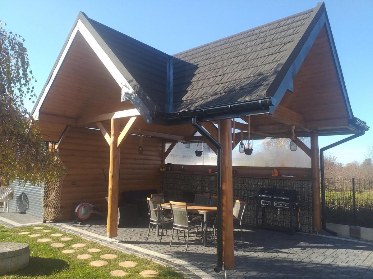 Bialy Jelen Z Basenem I Jacuzzi Panzió Ostrowsko Kültér fotó