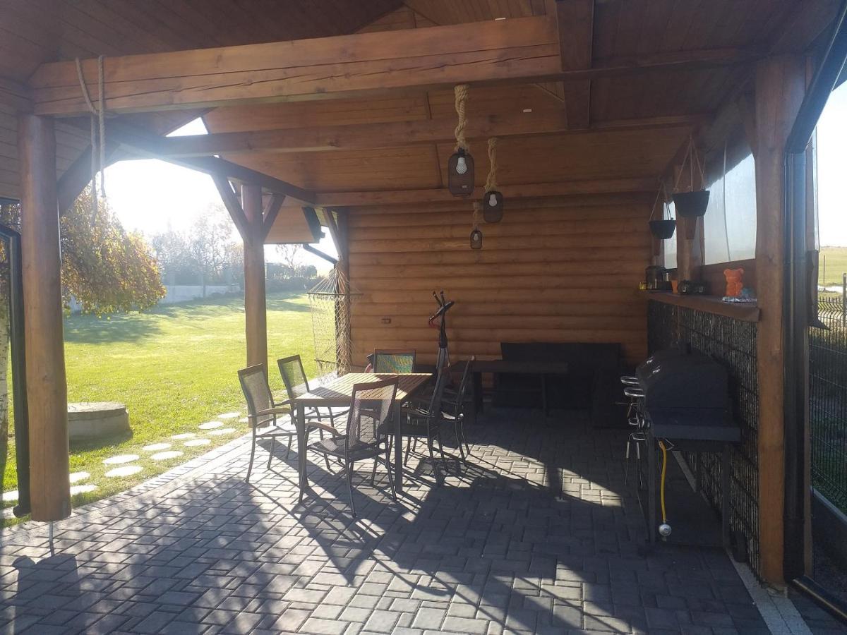 Bialy Jelen Z Basenem I Jacuzzi Panzió Ostrowsko Kültér fotó